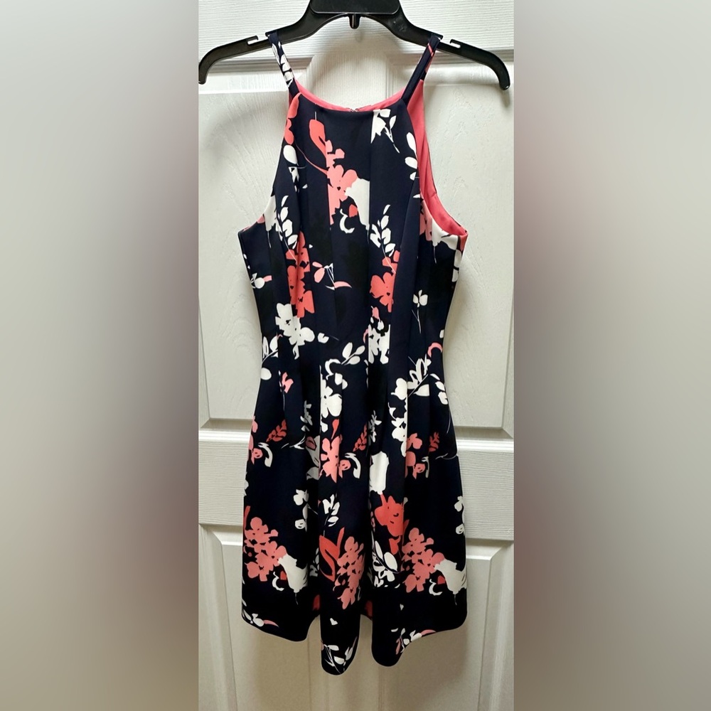 VINCE CAMUTO  size 8 summer dress lined with pockets.  🔥